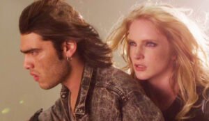 Plano protagonistas en motocicleta, videoclip Can’t stop now, productora Canada