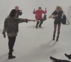 Fotograma producción asalto a un banco videoclip Can’t stop now, productora Canada