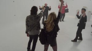 Fotograma producción chica y chico asaltan un banco, videoclip Can’t stop now, productora Canada