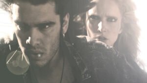 Plano cerrado chico y chica en moto, videoclip Can’t stop now, productora Canada